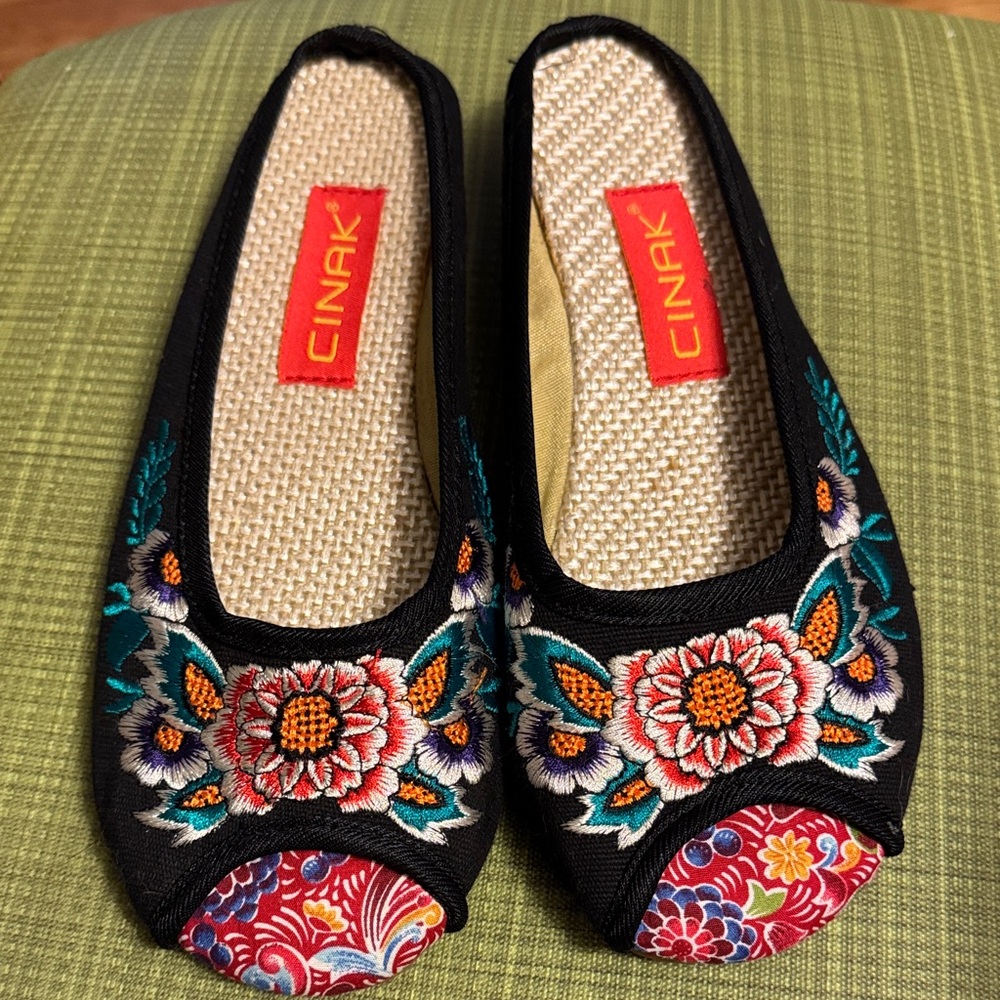 CINAK Women's Black Flats with Colorful Floral Embroidery